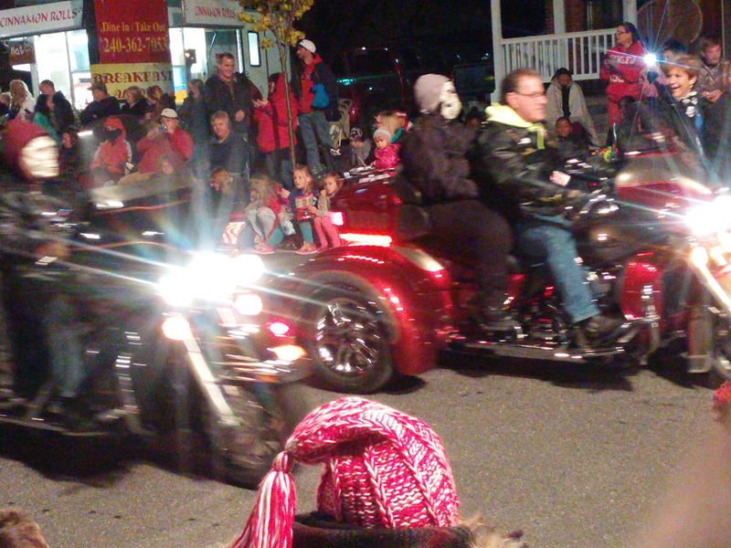 Illustration for article titled Halloween Parade Car Show Photodump
